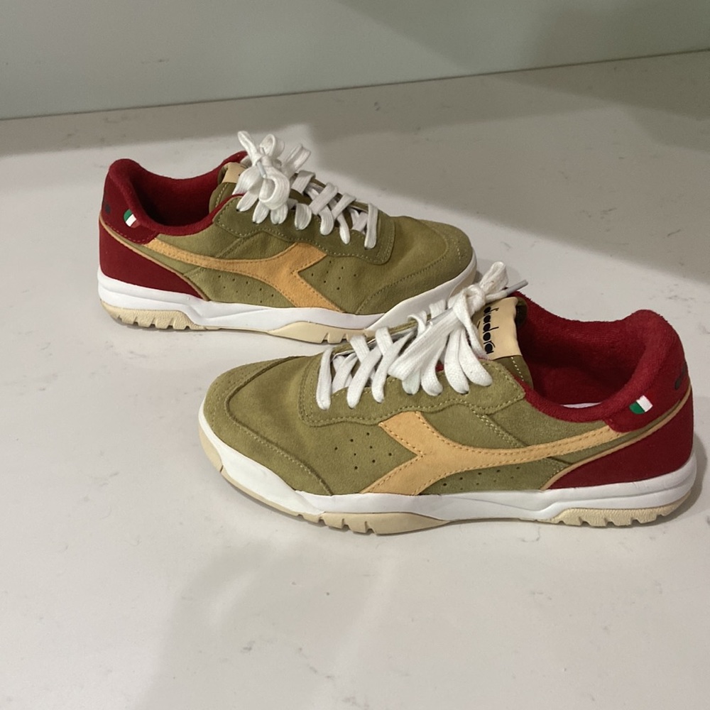 Diadora Italian athletic shoes ❤️‍🔥 men's 8 EUC( stain on the right shoe lace)